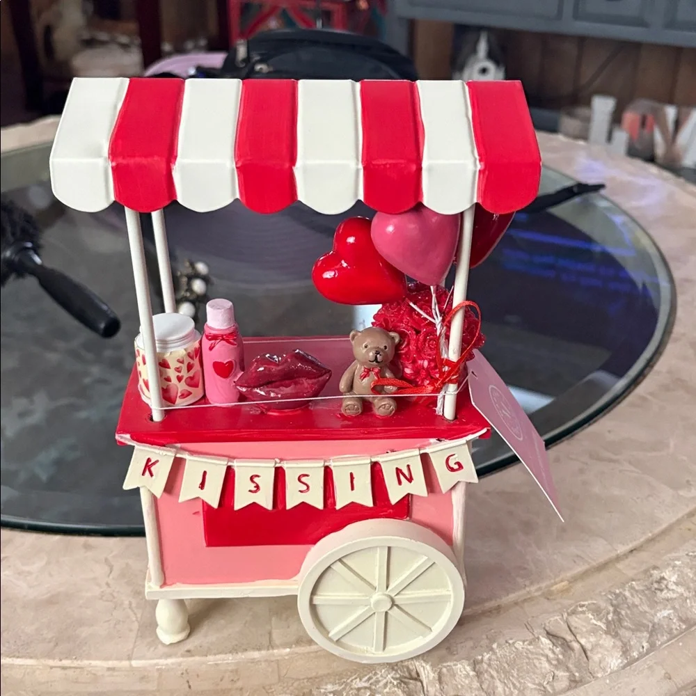 NWT/Martha Stewart Seasonal Valentine Kiosk Decor - Red & Cream